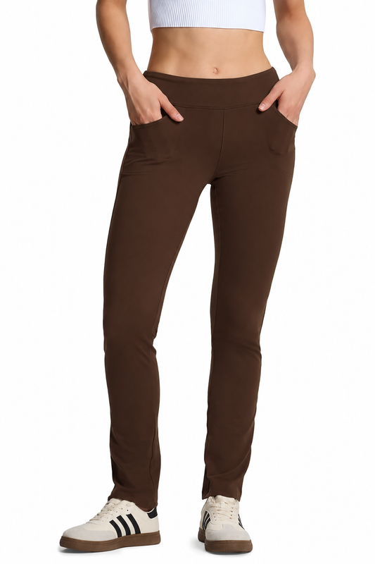 Luxe Sportbroek & Huisbroek — Taupe — vooraanzicht met sneakers