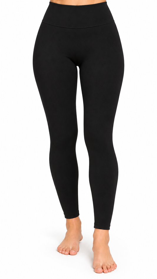 Zwarte thermo legging, vooraanzicht van taille tot voeten op witte achtergrond