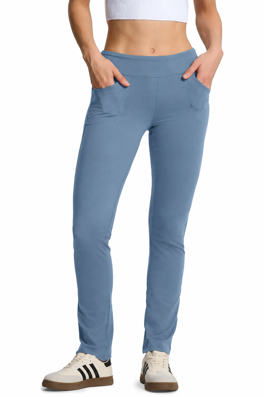 Luxe Sportbroek & Huisbroek — Lichtblauw — vooraanzicht met sneakers